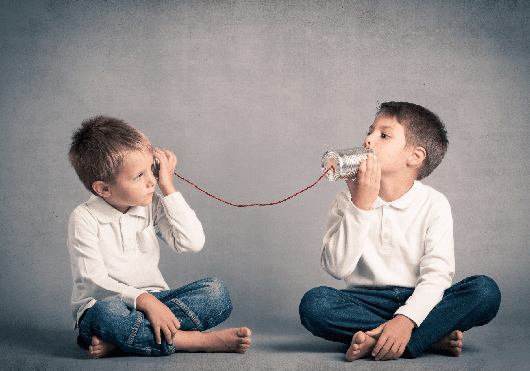 Thumbnail: Zwei Jungen spielen passend zum Thema mit einem Dosentelefon