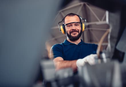 Thumbnail zeigt einen Mann mit Hörschutz während der Arbeit.