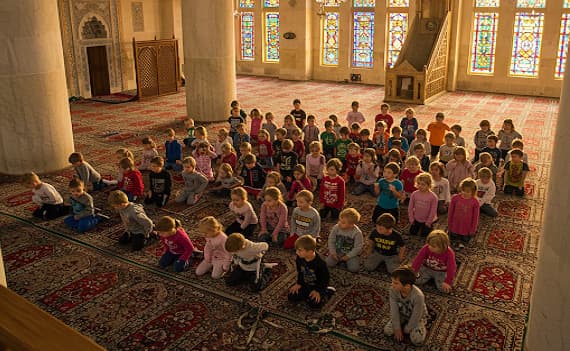 Ora l’islamizzazione passa anche attraverso una scuola parrocchiale!