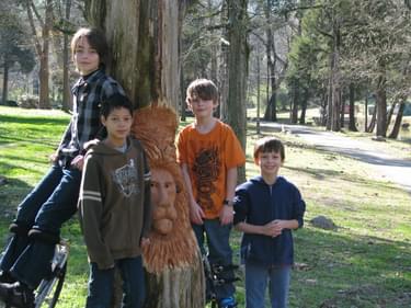 Boys with lion carving by Tim Tingle. Photo by Andrew Cost.