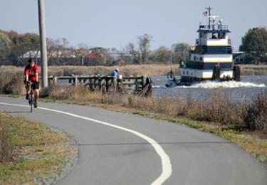 Canal traffic along the Waterfront Trail