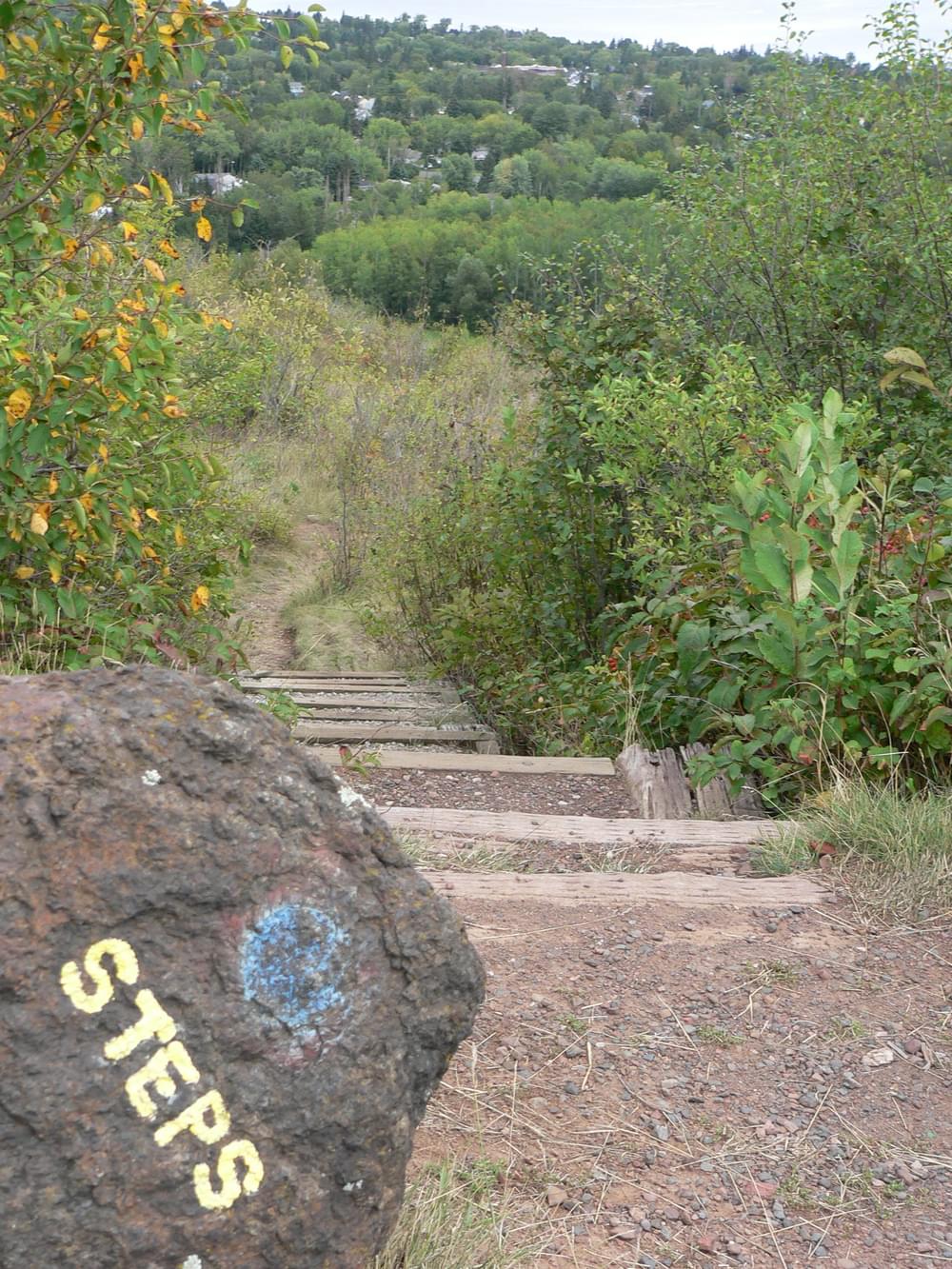 Rock sign warns hikers that trail drops off; Superior Hiking Trail, Duluth, Minnesota
