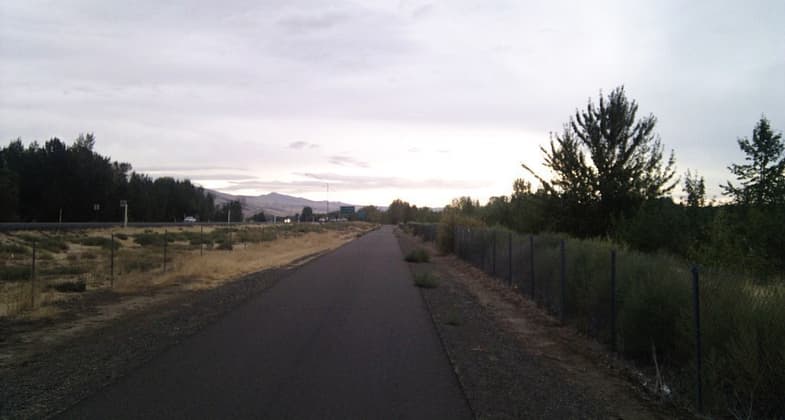 Looking east down a long stretch of the Yakima Greenway that runs from 40th Ave to 16th ave, along Highway 12. Photo by September Autumnleaf/wiki.