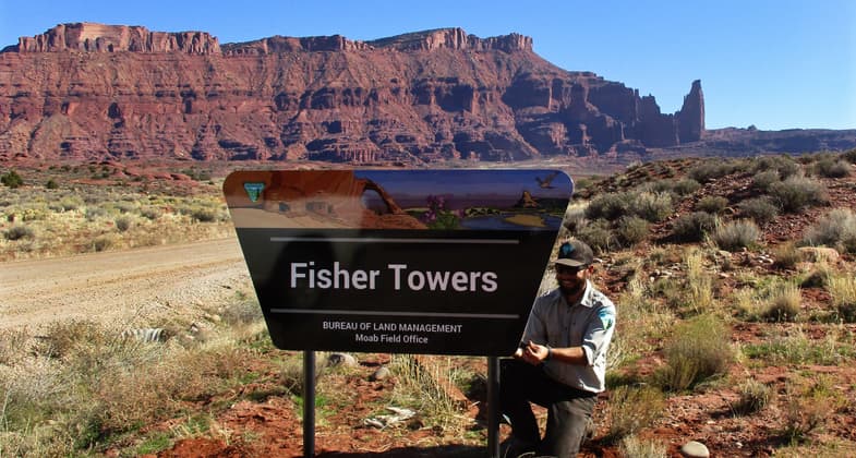 BLM ranger installs a new sign. Photo by Valerie A. Russo.