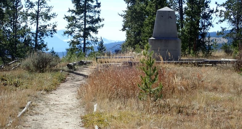 A monument to the Army fallen sits along the Siege Trail. Photo by David Lingle.