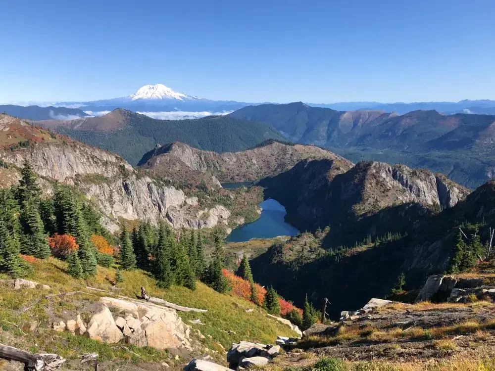 Beautiful fall colors along the Boundary Trail with gorgeous views of mountains and lakes. Photo by Joanne Wu.