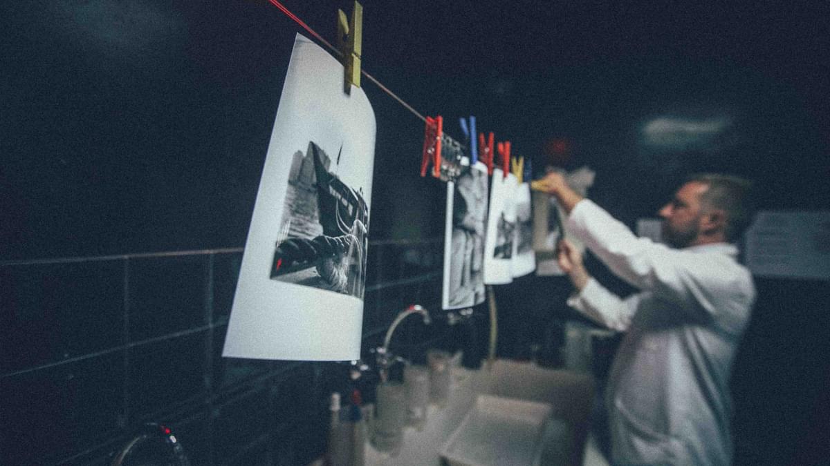 Tashkeel لقاءات في الغرفة المظلمة لتحميض الصور (فترة ما بعد الظهر) Tashkeel لقاءات في الغرفة المظلمة لتحميض الصور (فترة ما بعد الظهر)