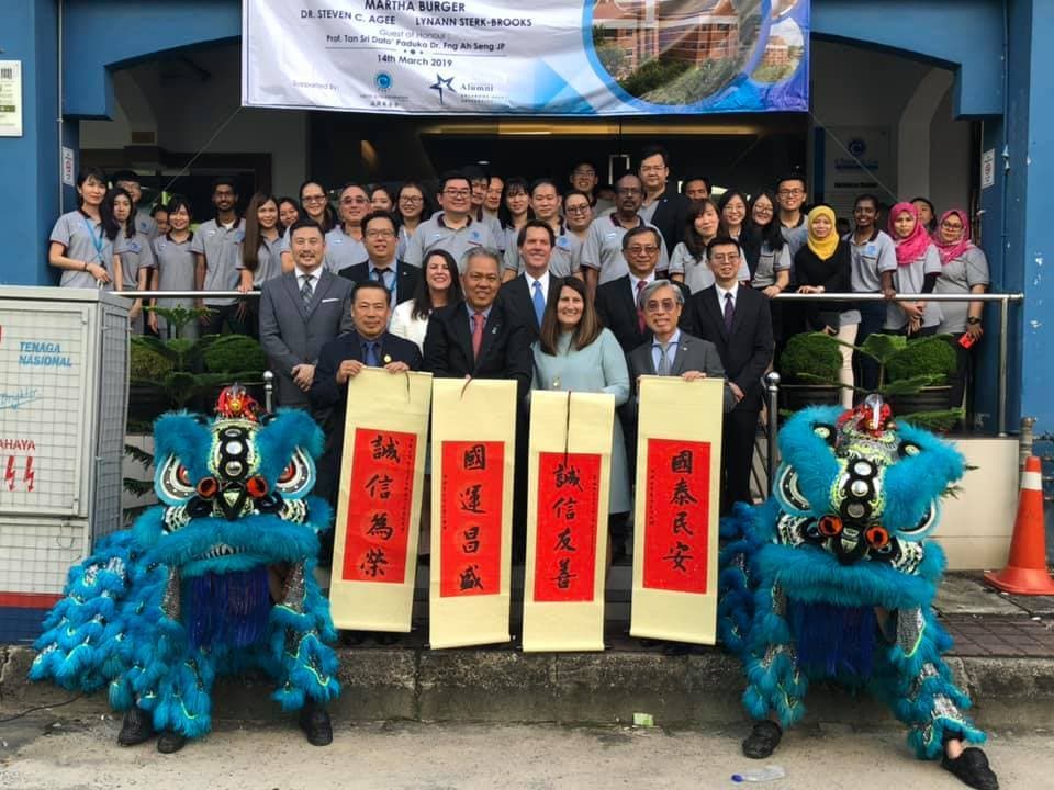 President Burger, Dean Steve Agee and University Advancement Vice President Lynann Sterk-Brooks receiving a warm welcome in Hong Kong President Burger, Dean Steve Agee and University Advancement Vice President Lynann Sterk-Brooks receiving a warm welcome in Hong Kong