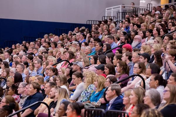 A large crown listens to Piper Kerman speak about incarceration and criminal justice reform. A large crown listens to Piper Kerman speak about incarceration and criminal justice reform.