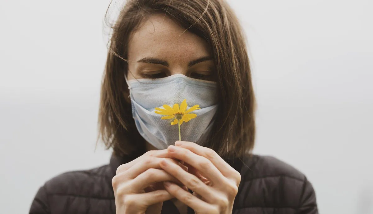 woman-wearing-mask-holding-flower