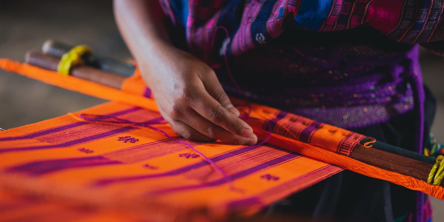 Mexican woman weaving tapestry using traditional weaving techniques. Photo by Los Muertos Crew via Pexels.com