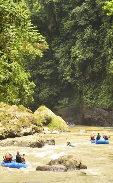 rafting in the pacuare gorge