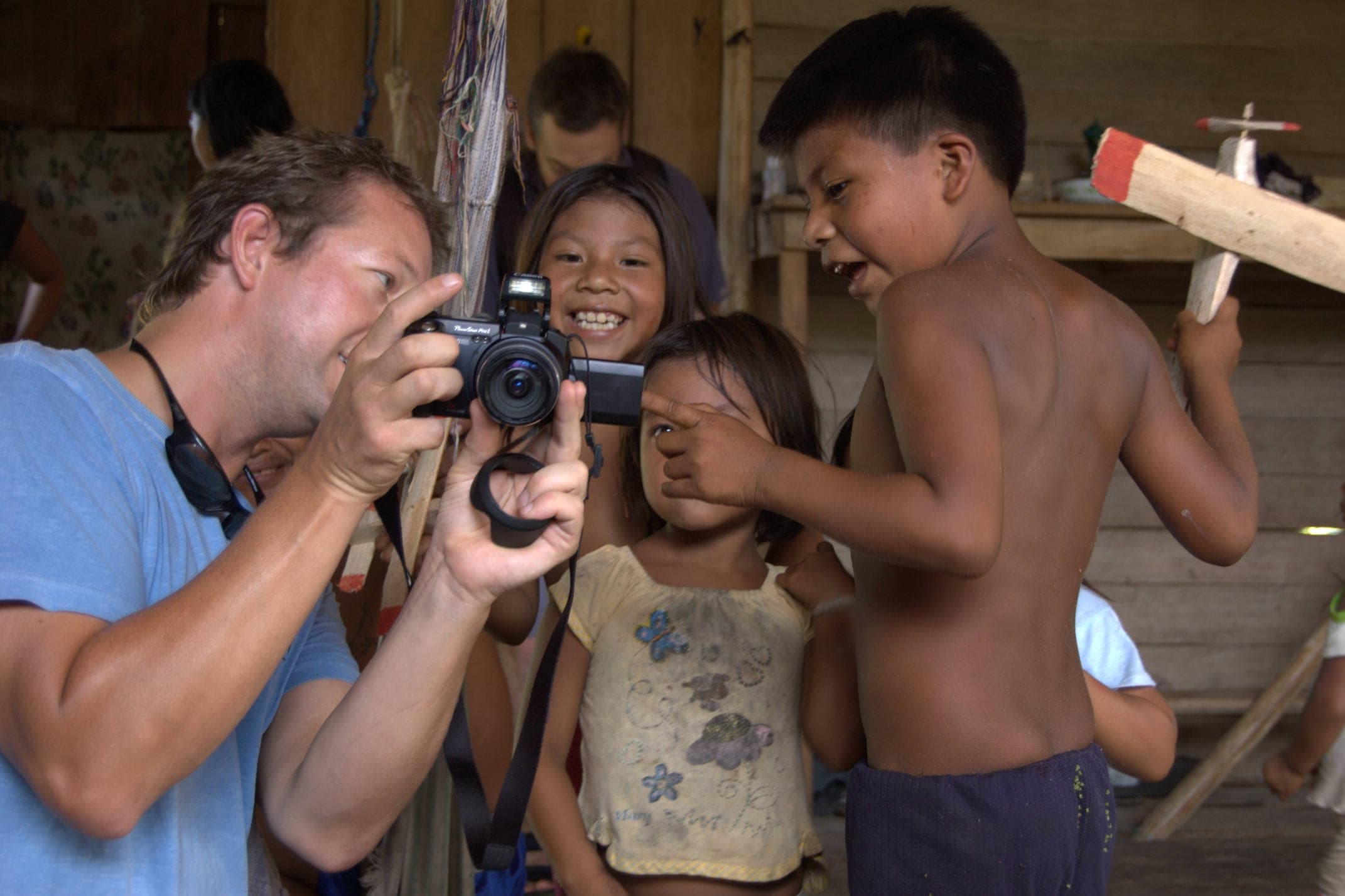 Ecuador amazon huaorani ecolodge senderos kids looking at photos