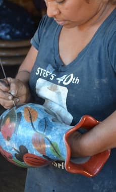 Nicaragua masaya market painter woman c vapues 1