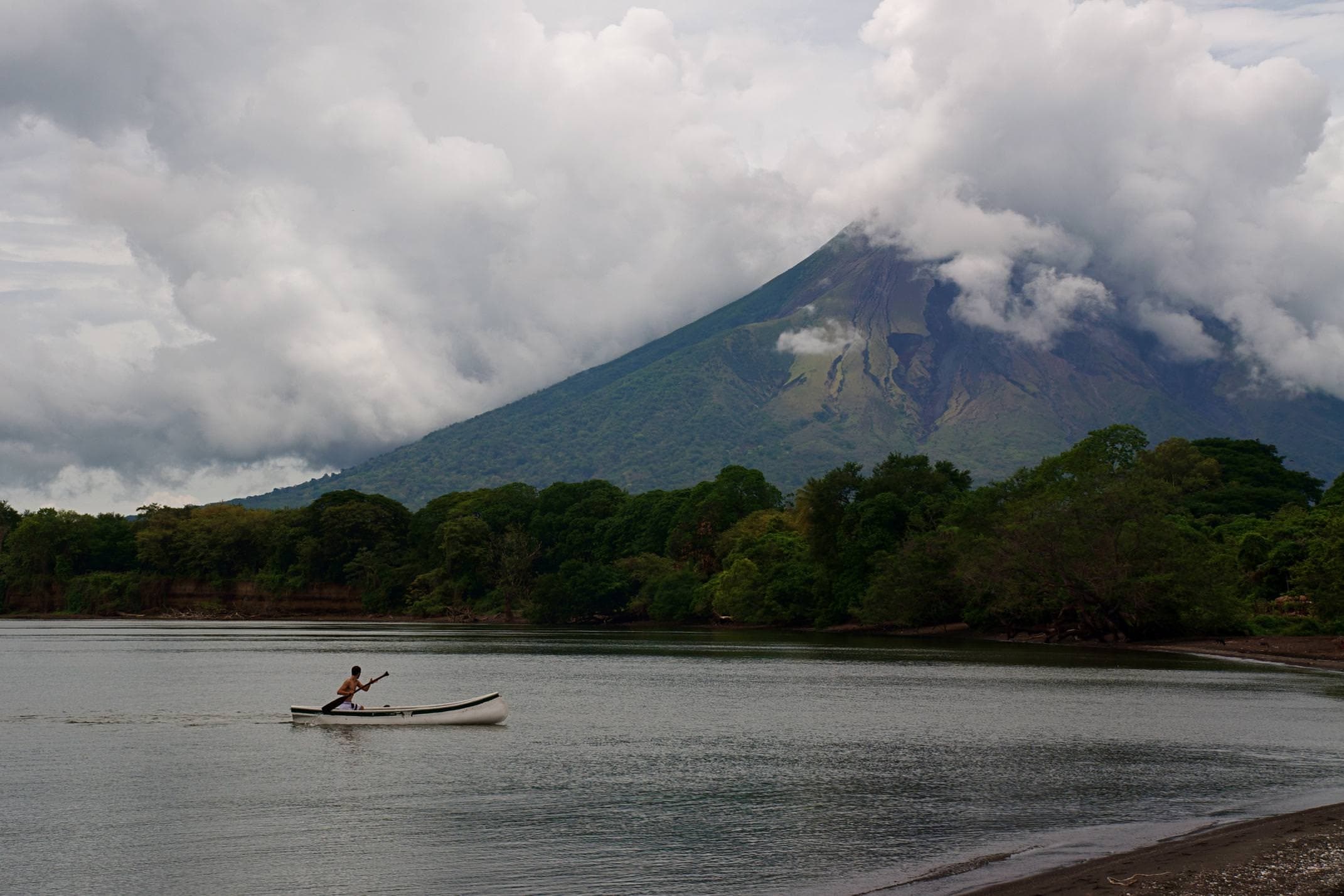 Nicaragua ometepe kayak approaching beach