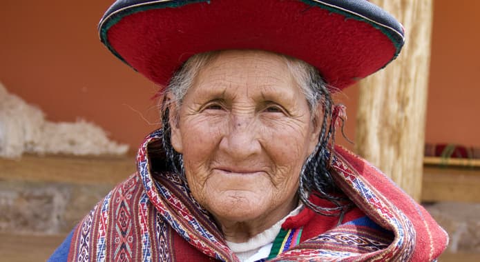 Peru sacred valley chinchero weaver old lady smiling