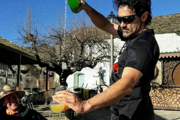 Spain sidra pouring