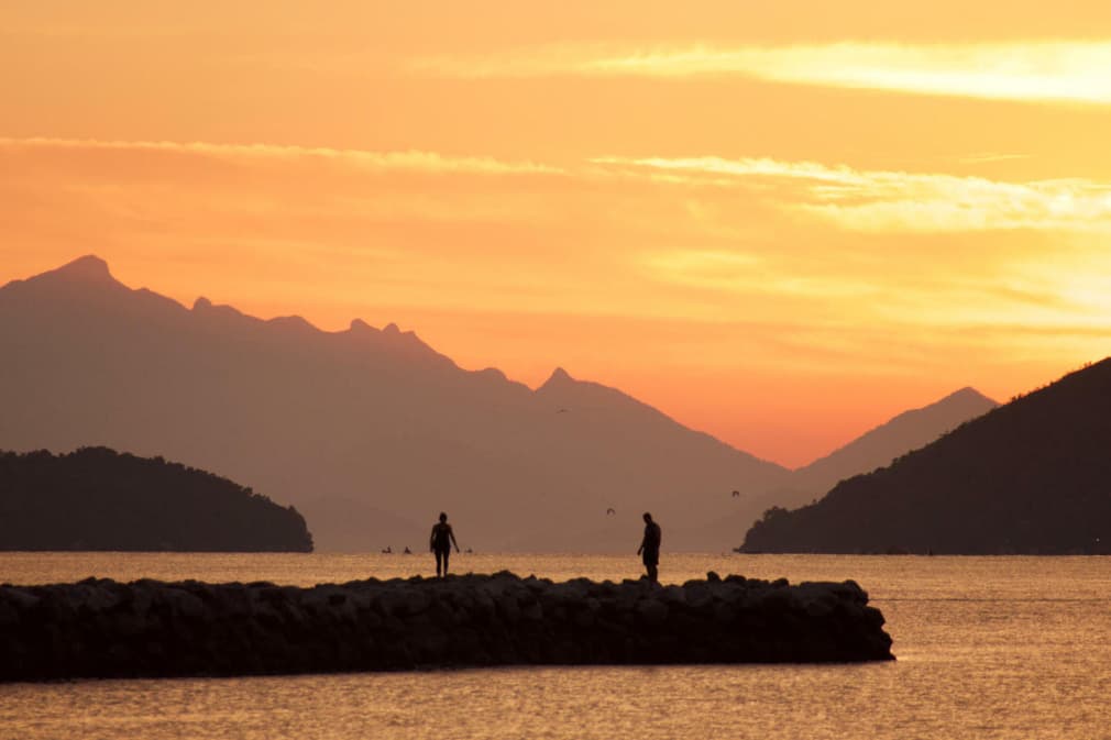 Brazil paraty couple on jetty at sunrise copyright pura aventura thomas power20180829 76980 agkqxv