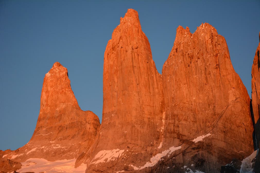 Chile patagonia torres del paine perfect sunrise over las torres20180829 76980 1q7hf64