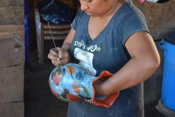 Nicaragua masaya market painter woman c vapues