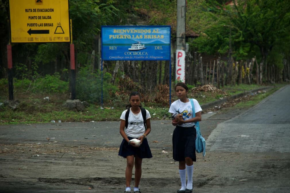 Nicaragua ometepe girls walking to school20180829 76980 1i9urih