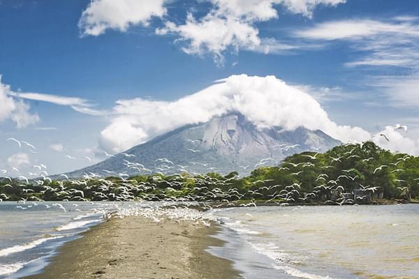 Nicaragua ometepe island birds volcano c vapues