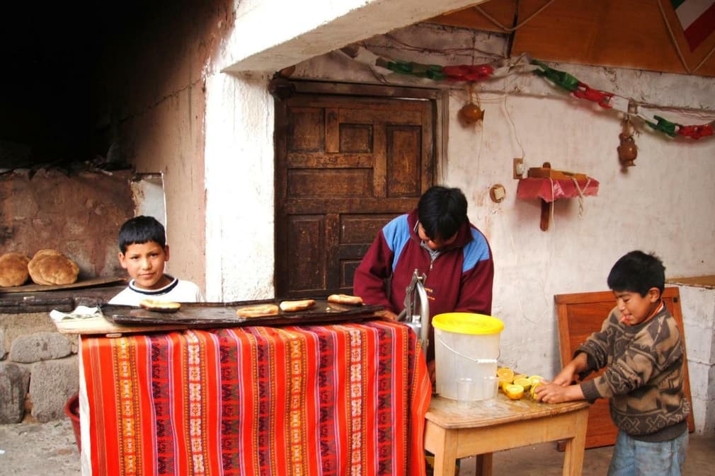 Peru cusco sacred valley piscac market family making food20180829 76980 w6nrv1