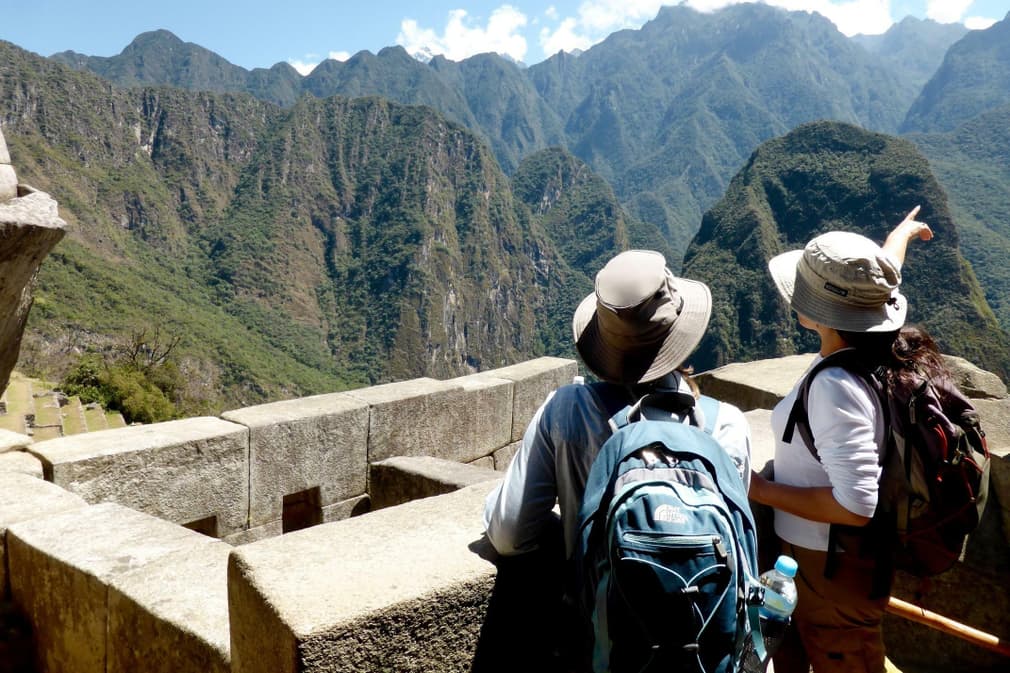 Peru inca trail to machu picchu guide pointing over mountains2
