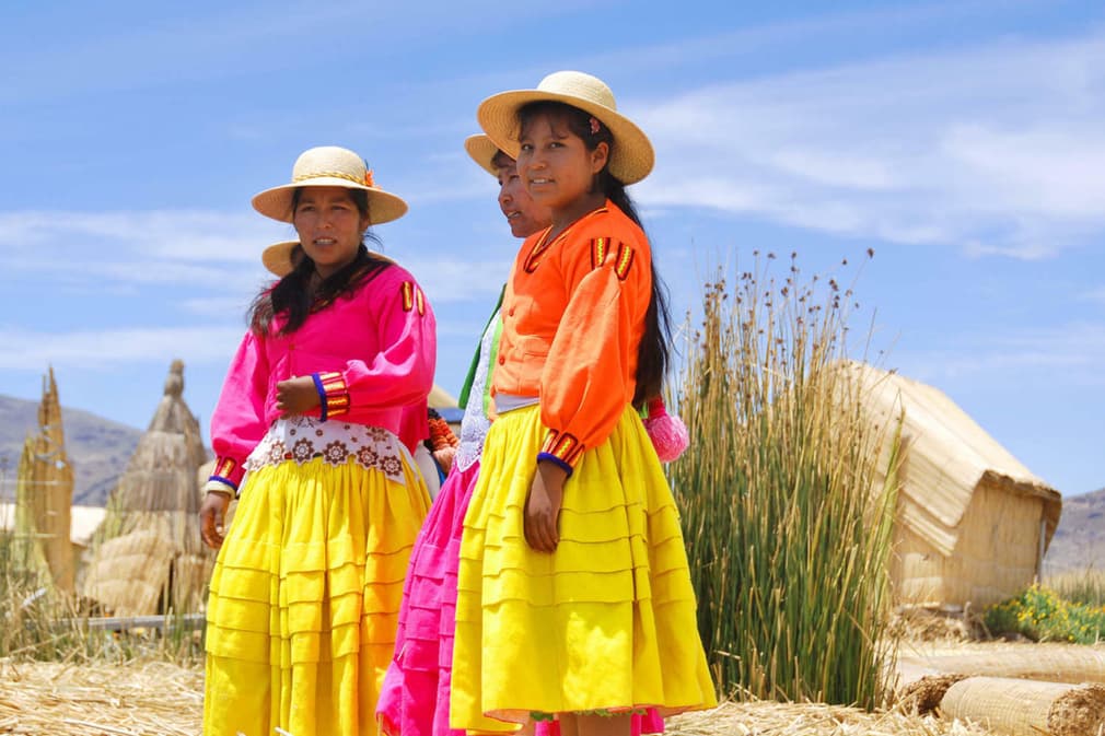 Peru lake titicaca unidentified women in traditional dresses welcome tourists in uros island20180829 76980 1qeb8y0