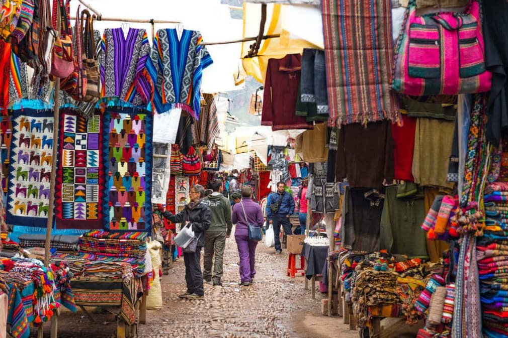Peru sacred valley european travellers walking and shopping local peruvian products pisac market scared valley3 020180829 76980 15mkmhl