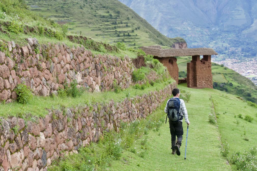 Peru sacred valley huchuyqosco tom approaching entrance