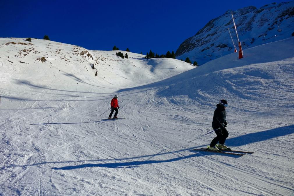 Spain pyrenees ski cerler two skiers gentle curve