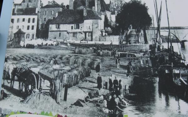 Old photo of Bergerac port