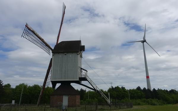 Old and new wind power near Olen (Flanders)