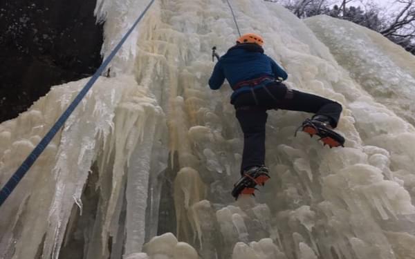 Ice climbing routes in the valley range between 1 to 17 pitches in length, providing opportunities to top-rope as well as lead for the beginner through to the advanced climber.