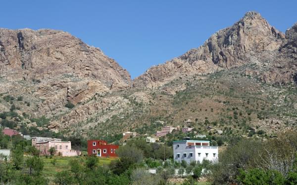 The area of Afantinzar and the foothills of Jebel El Kest seldom fail to impress. Here is a good place to spend the night by camping or staying in a local Gite. The crisp freshness of the atmosphere in the mornings and the quality of the light is magical.