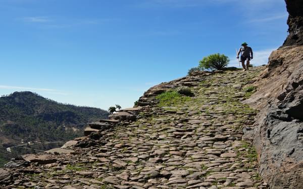 A remarkable path climbs from Cruz Grande with a rocky ‘roof’