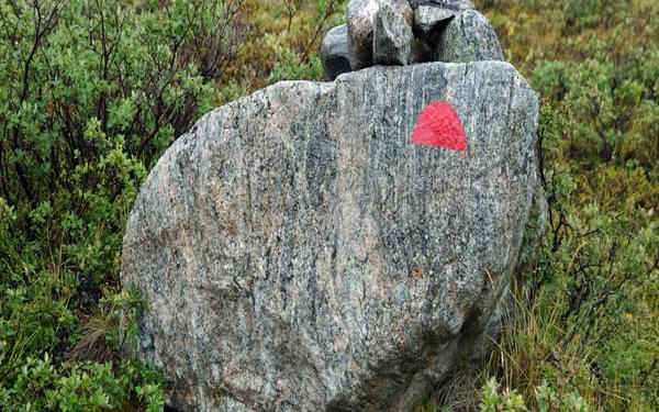 03 Standard Arctic Circle Trail markers – cairns and red semi-circular paint marks