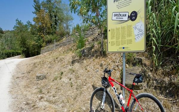 Parenzana cycle route just outside Grožnjan, Istria, Croatia. © Rudolf Abraham