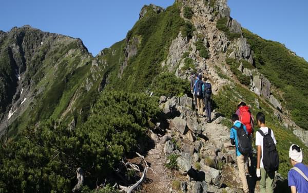 Kitadake9 Hikers navigate the rocky alpine ridge towards the summit