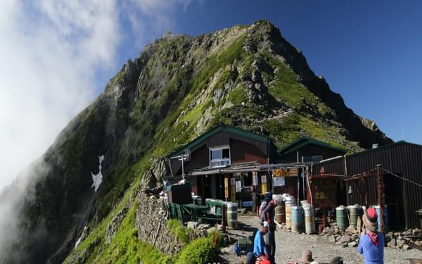 Kitadake11 Kata-no-goya hut sits on a shoulder at 3000m just below the summit plateau