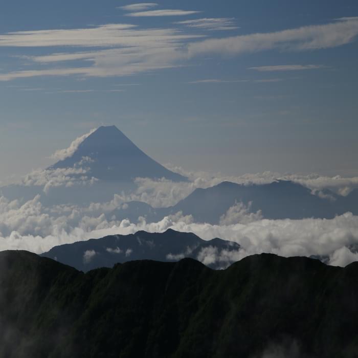 Kitadake10 Mt Fuji’s iconic cone rises above a sea of cloud