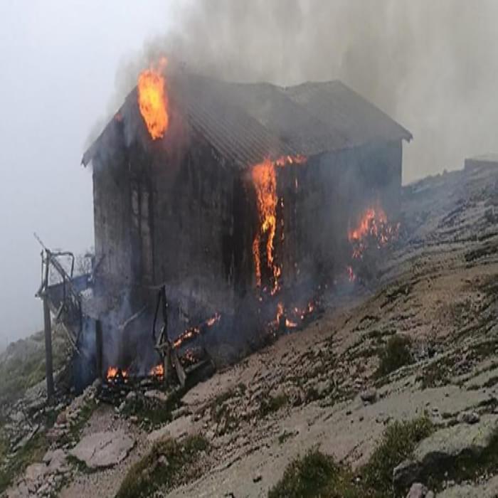 The Refuge d’Ortu di U Piobbu has burnt down. Image from Corse Matin.