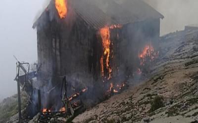 The Refuge d’Ortu di U Piobbu has burnt down. Image from Corse Matin.