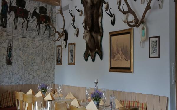 The cosy, atmospheric dining room in Hotel Roseggletscher