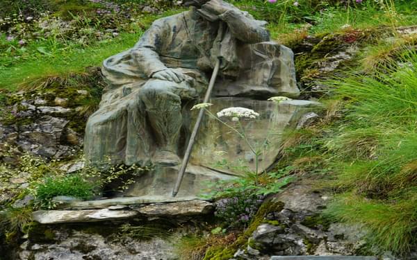 Henry Russell’s statue just before entering Gavarnie by road
