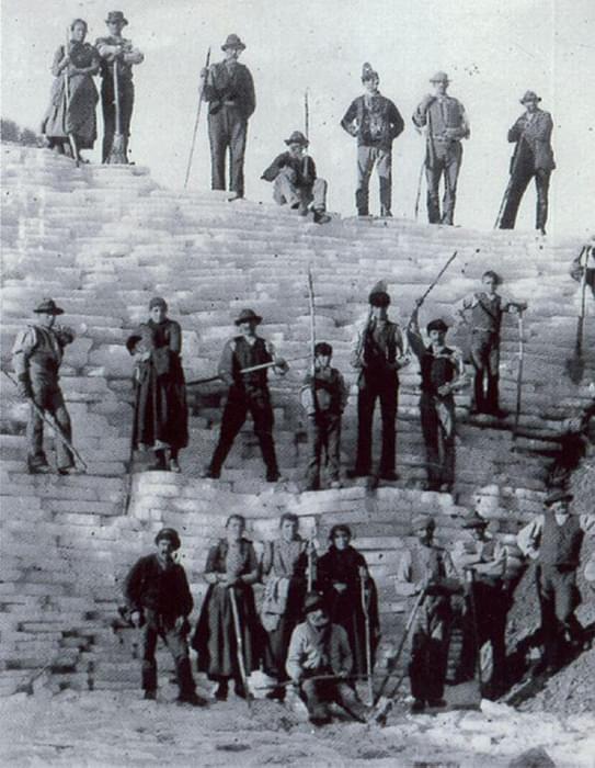 Workers Pose On Cut Slabs Of Ice Archivio Foto Ecomuseo Pistoia