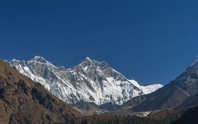 Everest And  Ama  Dablam