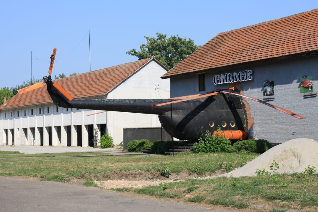 304001