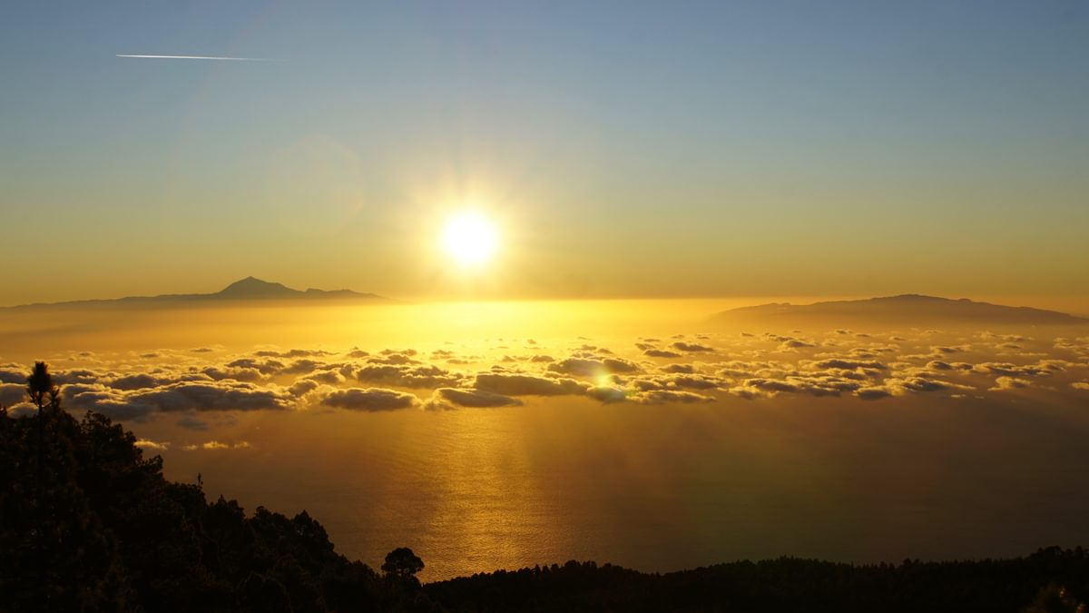 Sunrise from the GR131, with a view to Tenerife and La Gomera